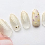 フェミニンコーデと相性GOOD♡上品でかわいい、押し花ネイルに夢中!