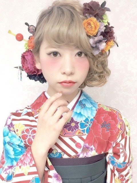 卒業式のへアアレンジは写真映え重視♡華やかでおしゃれな袴&着物ヘア特集のサムネイル画像