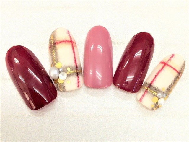 チェックネイルで女子力アップ♡秋冬は愛され系のキュートな指先にチェンジのサムネイル画像