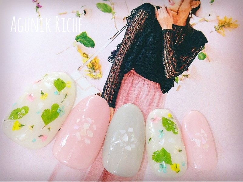 「ボタニカルネイル」で、ナチュラルな指先を演出しよう♪大人シックに決まるデザインをチェック☆のサムネイル画像
