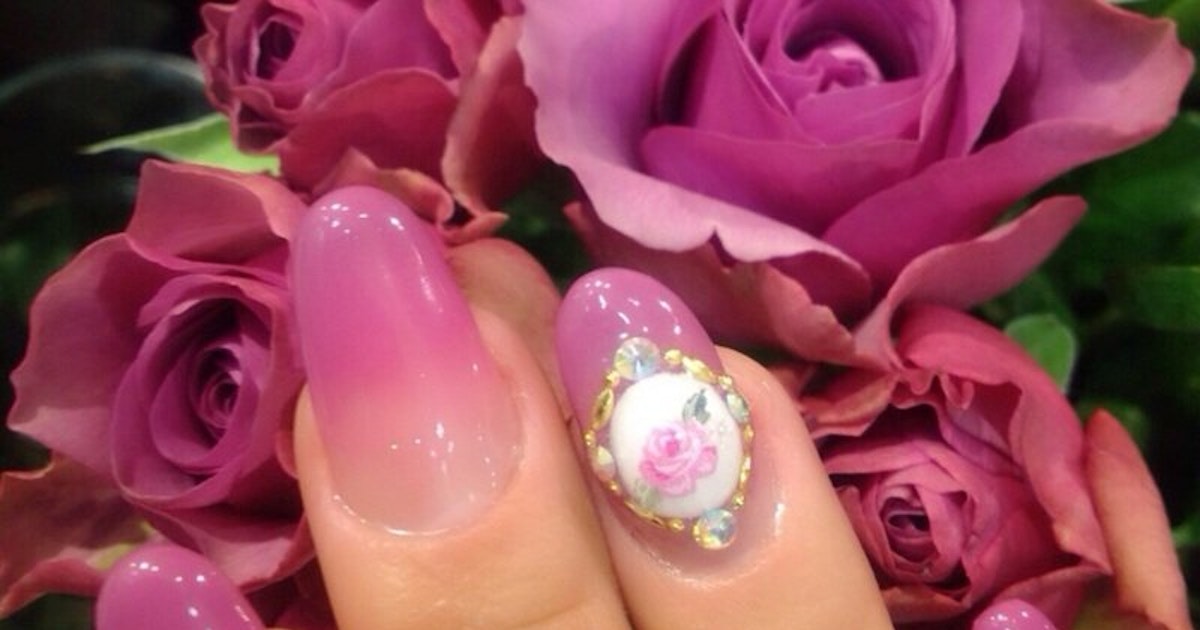 ブローチネイル で レトロかわいい指先をゲットしよう 大人女子におすすめの上品なデザイン集 ホットペッパービューティーマガジン ブローチネイル で レトロかわいい指先をゲットしよう 大人女子におすすめの上品なデザイン集 ホットペッパービューティーマガジン