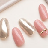 今トレンドの【ミラーネイル】で、上品に輝く指先を演出してみない?大人女子におすすめのデザイン集