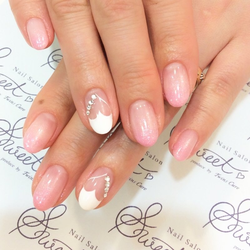 くり抜きネイル でおしゃれな指先に テイスト別におすすめデザインをご紹介 ホットペッパービューティーマガジン