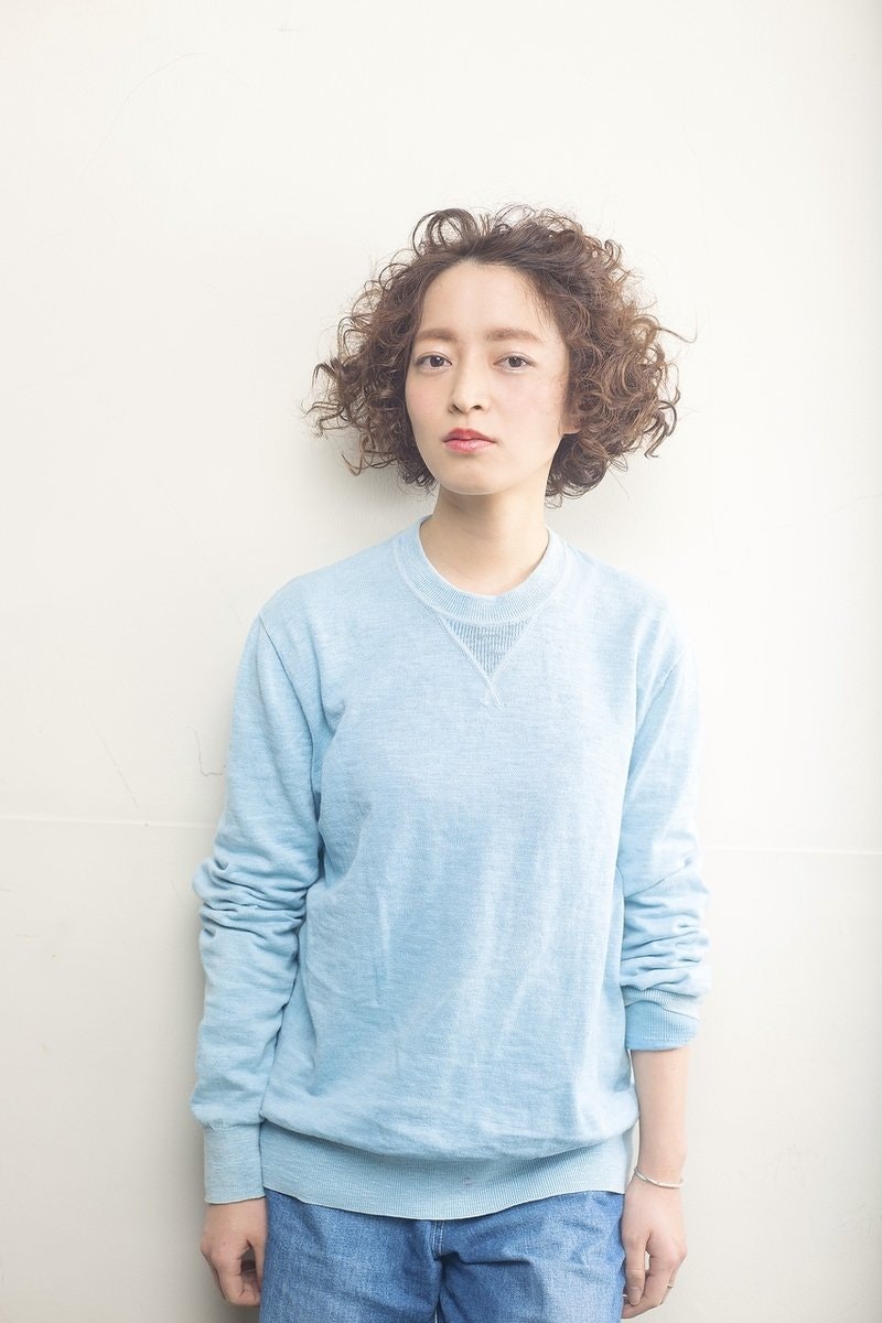 「ぐる巻き」ヘアでおしゃれ度アップ!強めのカールで作るちょっぴりレトロな髪型まとめのサムネイル画像