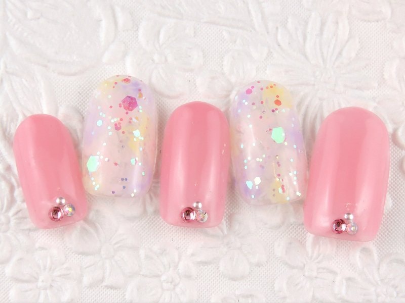 きらきら輝く指先に一目ぼれ ホログラムネイルはカラーとデザインがポイント ホットペッパービューティーマガジン きらきら輝く指先に一目ぼれ ホログラムネイルはカラーとデザインがポイント ホットペッパービューティーマガジン