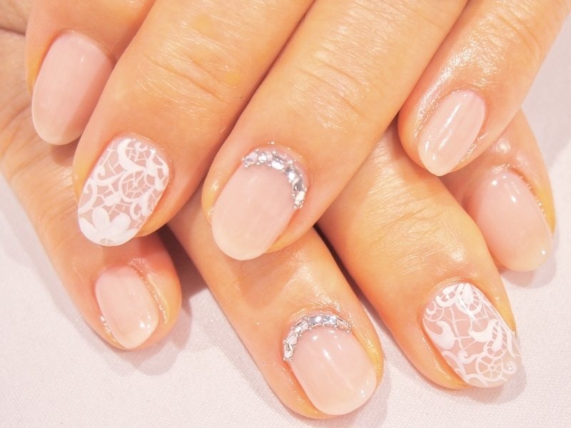 レースネイル で 指先を上品 フェミニンに彩ろう オフィスにもおすすめのエレガントなデザイン集 ホットペッパービューティーマガジン レースネイル で 指先を上品 フェミニンに彩ろう オフィスにもおすすめのエレガントなデザイン集 ホットペッパービューティーマガジン