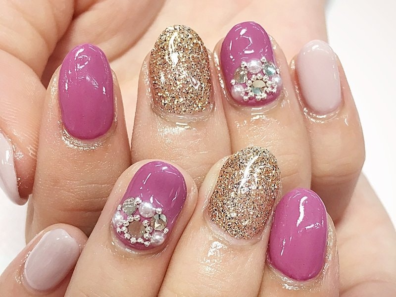 《ビジューネイル》で華やかな指先に♡4種類のカラーで楽しむ上品デザインカタログのサムネイル画像