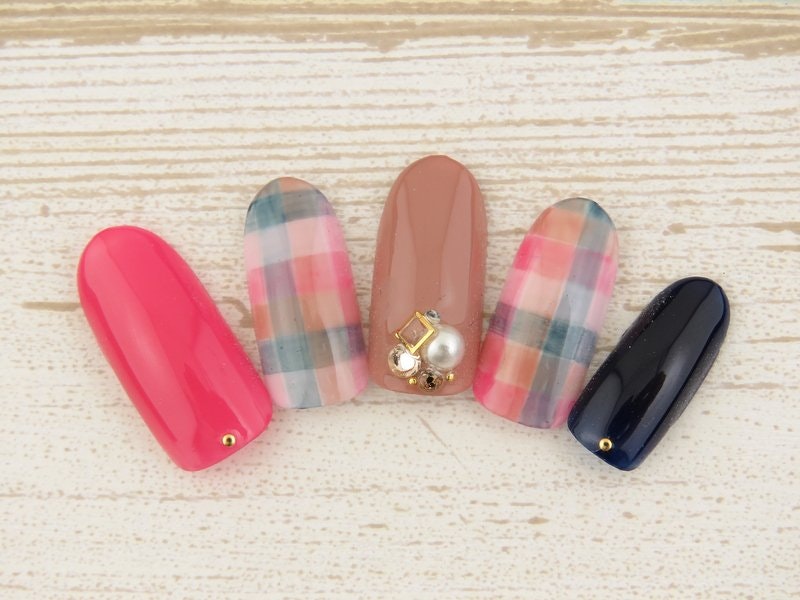 チェックネイル でカジュアルな雰囲気に 4種類のモチーフで楽しむおしゃれデザイン ホットペッパービューティーマガジン チェックネイル でカジュアルな雰囲気に 4種類のモチーフで楽しむおしゃれデザイン ホットペッパービューティーマガジン