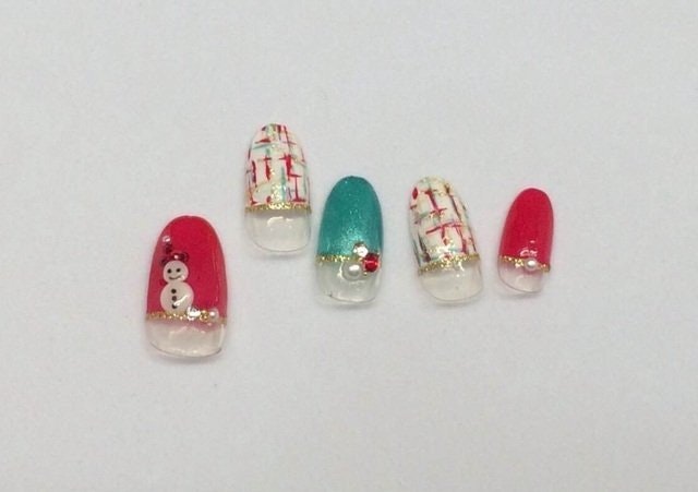 クリスマスネイルでフェミニン キュートな冬に Sns映えする褒められデザイン ホットペッパービューティーマガジン クリスマスネイルでフェミニン キュートな冬に Sns映えする褒められデザイン ホットペッパービューティーマガジン