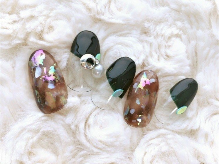 ブラック色のネイルをまとって シックな指先を演出しよう 大人女子におすすめの黒ネイルデザイン集 ホットペッパービューティーマガジン ブラック色のネイルをまとって シックな指先を演出しよう 大人女子におすすめの黒ネイルデザイン集 ホットペッパービューティーマガジン