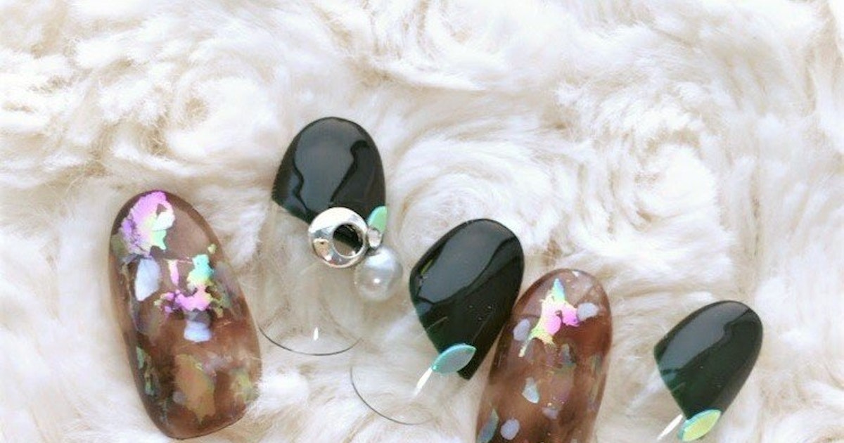 ブラック色のネイルをまとって シックな指先を演出しよう 大人女子におすすめの黒ネイルデザイン集 ホットペッパービューティーマガジン ブラック色のネイルをまとって シックな指先を演出しよう 大人女子におすすめの黒ネイルデザイン集 ホットペッパービューティーマガジン