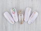 アーティスティックな魅力たっぷり♡カラーストーンで作る鮮やかネイル