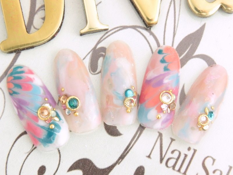 ピーコックネイルで思わず見惚れる指先に!華やかデザインで周りと差をつけよう♡のサムネイル画像