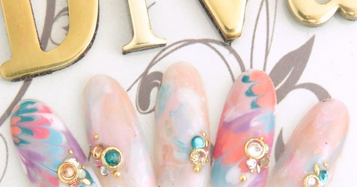 ピーコックネイルで思わず見惚れる指先に 華やかデザインで周りと差をつけよう ホットペッパービューティーマガジン ピーコックネイルで思わず見惚れる指先に 華やかデザインで周りと差をつけよう ホットペッパービューティーマガジン