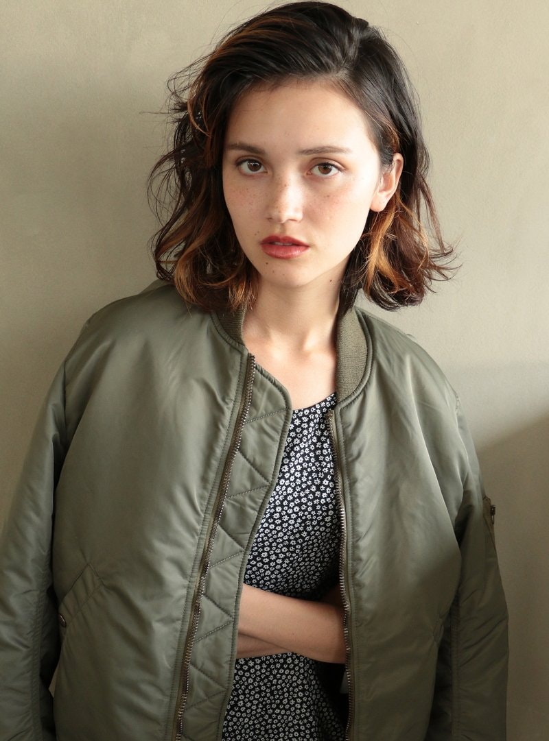 ゴールドカラーで垢抜けた印象に♡3種類のゴールド系ヘアカラーで楽しむおしゃれスタイル特集のサムネイル画像