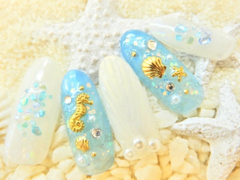 海ネイルはおめかしにぴったり 爽やかな海モチーフで リゾート気分を味わおう ホットペッパービューティーマガジン 海ネイルはおめかしにぴったり 爽やかな海モチーフで リゾート気分を味わおう ホットペッパービューティーマガジン