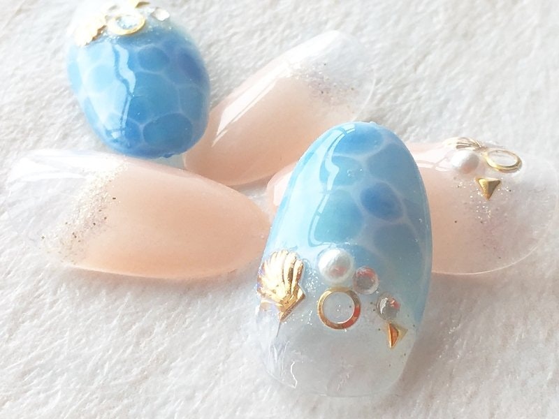 海をイメージした 水面ネイル で さわやかな指先に 大人女子にぴったりのキュートなデザイン集 ホットペッパービューティーマガジン 海をイメージした 水面ネイル で さわやかな指先に 大人女子にぴったりのキュートなデザイン集 ホットペッパービューティーマガジン