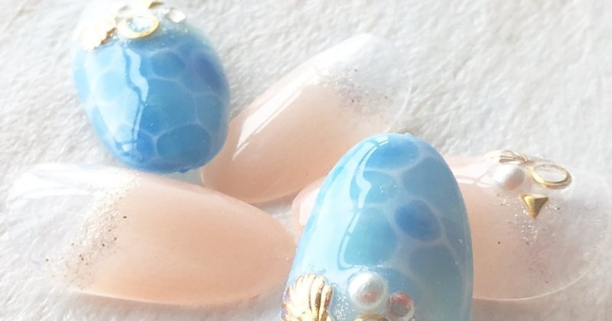 海をイメージした 水面ネイル で さわやかな指先に 大人女子にぴったりのキュートなデザイン集 ホットペッパービューティーマガジン 海をイメージした 水面ネイル で さわやかな指先に 大人女子にぴったりのキュートなデザイン集 ホットペッパービューティーマガジン