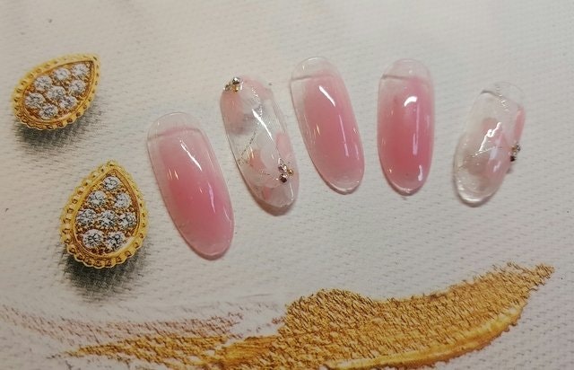 シロップネイルで透明感たっぷりに キュート フェミニンな愛されネイルの新定番 ホットペッパービューティーマガジン シロップネイルで透明感たっぷりに キュート フェミニンな愛されネイルの新定番 ホットペッパービューティーマガジン