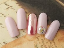 クールなだけじゃない！メタリックネイルでレディな大人デザインに♡のサムネイル画像