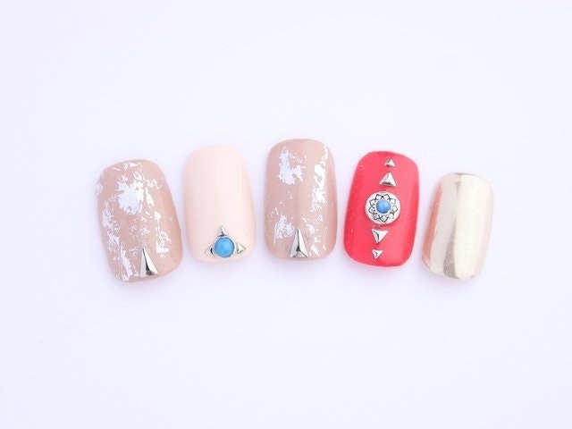 ホイルネイルでインパクトをプラス◎大人っぽくてこなれ感のあるイマドキのおしゃれネイルのサムネイル画像