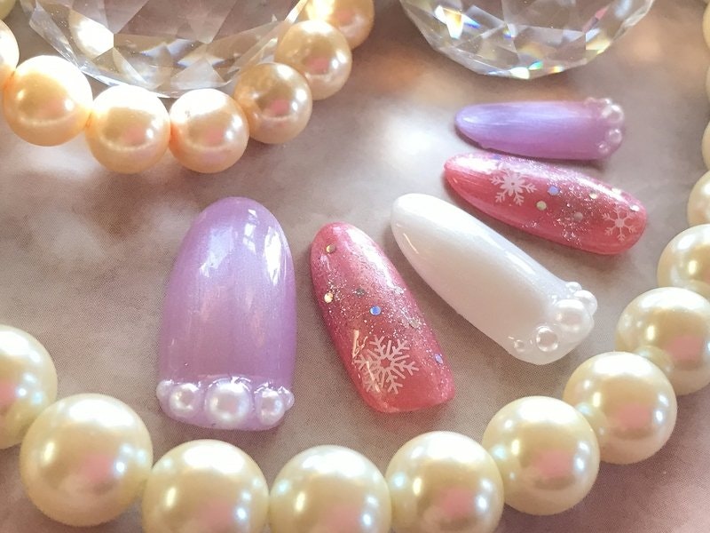 ネイルにパールをプラスして、上品＆フェミニンな指先に♡オフィスからパーティーまでOKのデザイン集のサムネイル画像