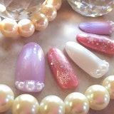ネイルにパールをプラスして、上品&フェミニンな指先に♡オフィスからパーティーまでOKのデザイン集