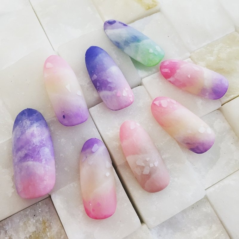 「キャンドルネイル」で、ロマンティックな指先に♡デートにぴったりのキュートなデザイン集のサムネイル画像