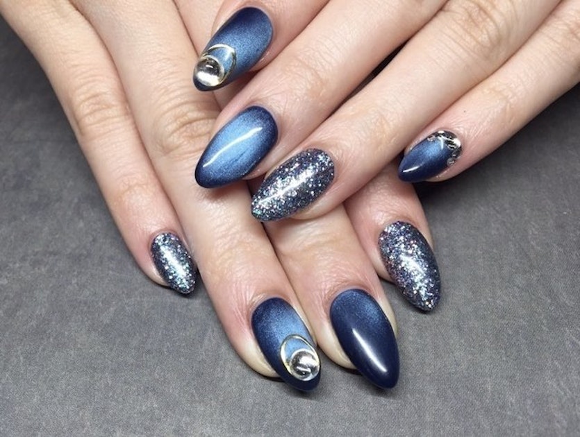 ミステリアスな魅力のマグネットネイル 最新ネイルでおしゃれ女子の仲間入り ホットペッパービューティーマガジン