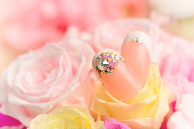 清楚感たっぷりなブライダルネイル♡花嫁さんを美しく演出する指先にのサムネイル画像