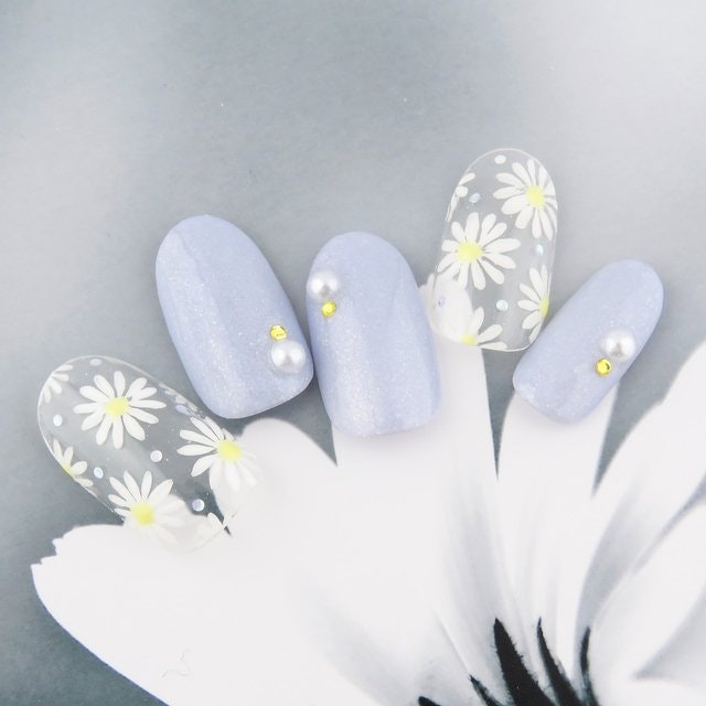 水色を味方につける清楚系ネイル♡大人フェミニンな指先で彼に急接近のサムネイル画像