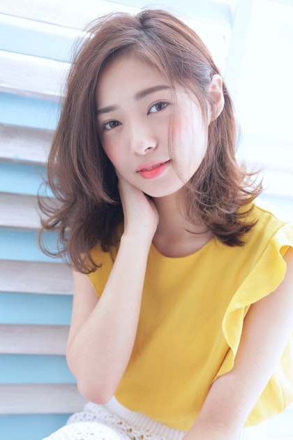 前髪の分け目を変えて印象チェンジしてみない 左分けと右分けを使い分け ホットペッパービューティーマガジン