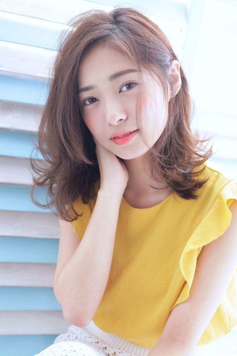 前髪の分け目を変えて印象チェンジしてみない 左分けと右分けを使い分け ホットペッパービューティーマガジン 前髪の分け目を変えて印象チェンジしてみない 左分けと右分けを使い分け ホットペッパービューティーマガジン