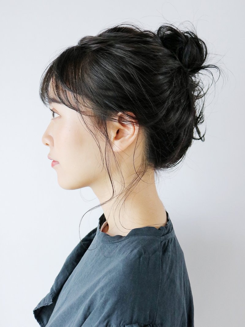 崩れないお団子ヘアはこう作る こなれ感 と きっちり を両立させるアレンジポイントって ホットペッパービューティーマガジン 崩れないお団子ヘアはこう作る こなれ感 と きっちり を両立させるアレンジポイントって ホットペッパービューティーマガジン