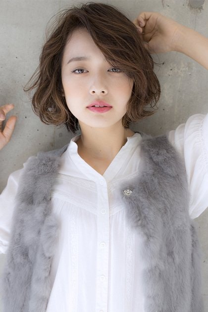 【2021年】ショートヘアをミディアムへ。伸ばしかけでも快適に過ごすための方法を伝授のサムネイル画像