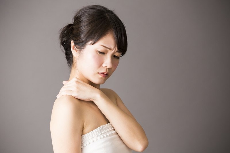 つらい肩こりの解消法は?通勤やオフィスなど毎日手軽にできる!のサムネイル画像