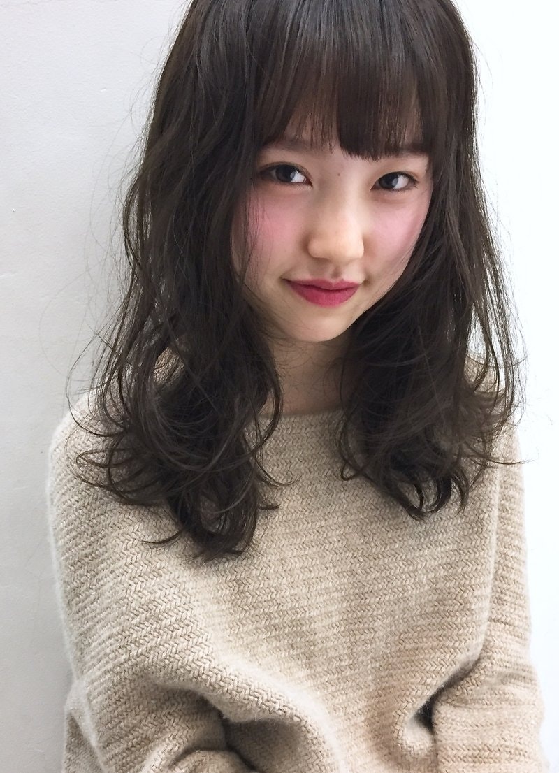 【2021年・春】ブルージュの髪色で叶える今っぽ大人スタイル♡色気がにじむ、こなれヘアに。のサムネイル画像