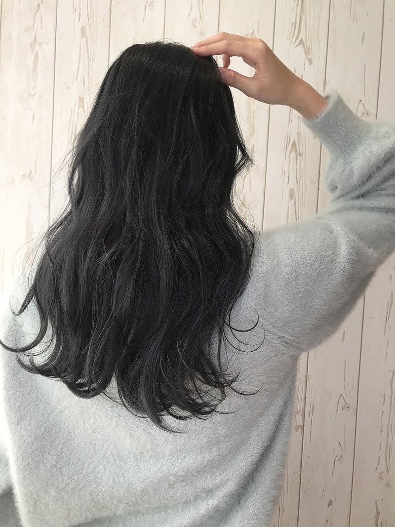 【2021年】旬のネイビーアッシュのヘアスタイル♡透明感＆こなれ感たっぷりな大人髪にチェンジのサムネイル画像