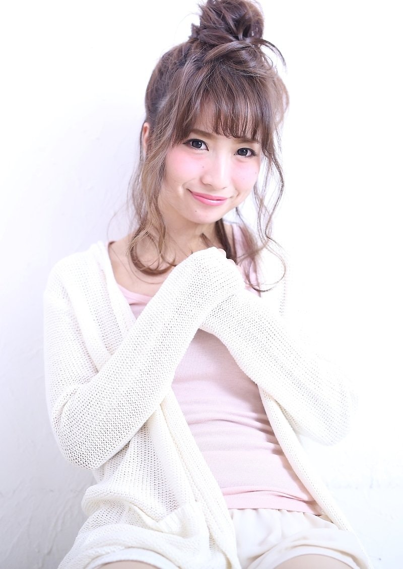 おしゃれなお団子ヘアアレンジ特集 手抜きに見えないルーズ感がポイント ホットペッパービューティーマガジン