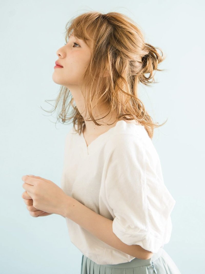 ハーフアップお団子ヘアで、簡単今っぽアレンジに◎やり方やおすすめスタイルも！のサムネイル画像