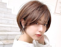 丸顔さんの小顔見せショートヘア 前髪 年代 カラー別の似合わせヘアを大特集 ホットペッパービューティーマガジン 丸顔さんの小顔見せショートヘア 前髪 年代 カラー別の似合わせヘアを大特集 ホットペッパービューティーマガジン