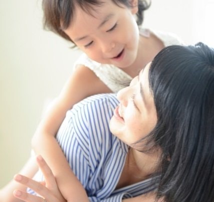 忙しいママに…プロがおすすめする時短ヘアケアグッズ!お子さんに安心◎なオイルものサムネイル画像