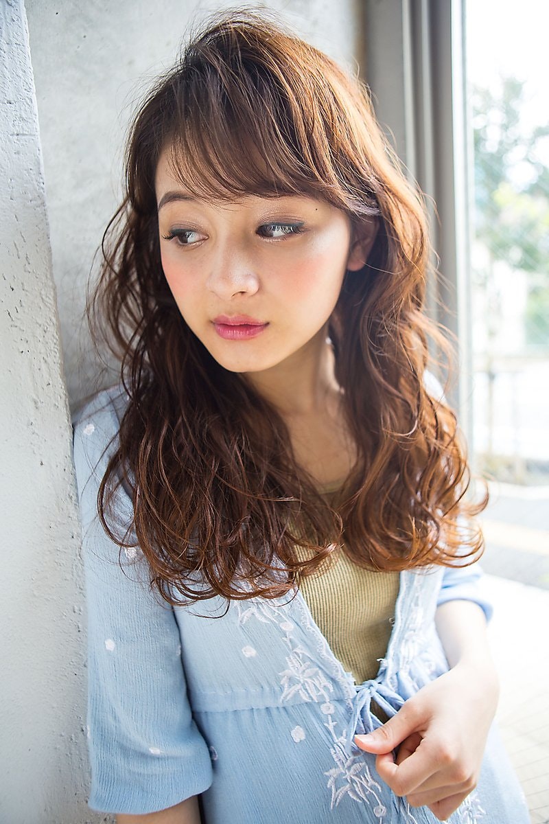 ロングヘア パーマで大人っぽヘアに 色気も身にまとうおすすめヘアスタイル ホットペッパービューティーマガジン ロングヘア パーマで大人っぽヘアに 色気も身にまとうおすすめヘアスタイル ホットペッパービューティーマガジン