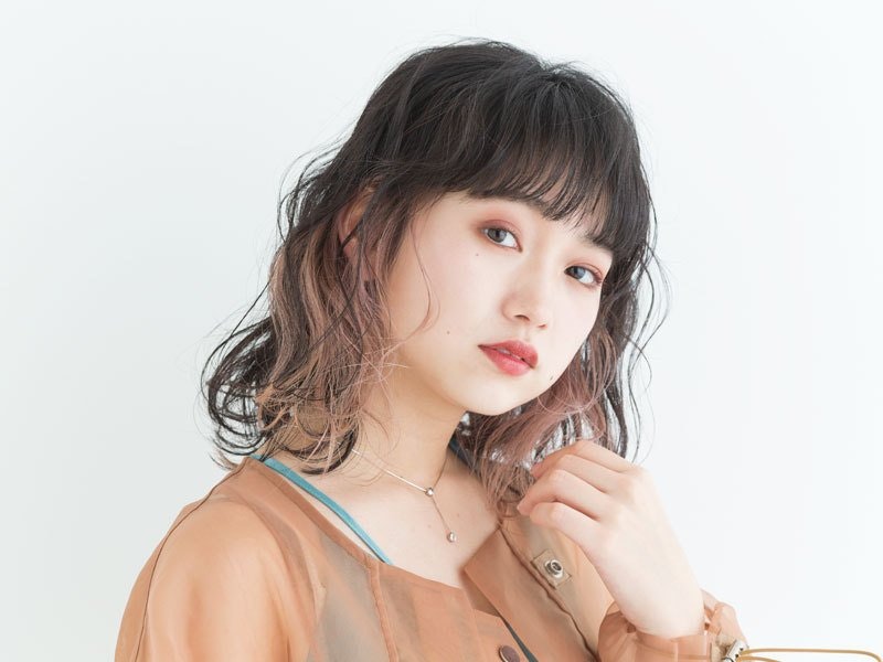 オフィスでもOK!さりげないインナーカラーで小顔・美白をGET!のサムネイル画像