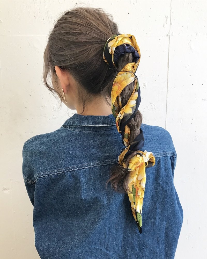 秋はスカーフで大人っぽ見え 巻き方でこなれるヘアアレンジ特集 ホットペッパービューティーマガジン 秋はスカーフで大人っぽ見え 巻き方でこなれるヘアアレンジ特集 ホットペッパービューティーマガジン