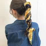 秋はスカーフで大人っぽ見え♡巻き方でこなれるヘアアレンジ特集
