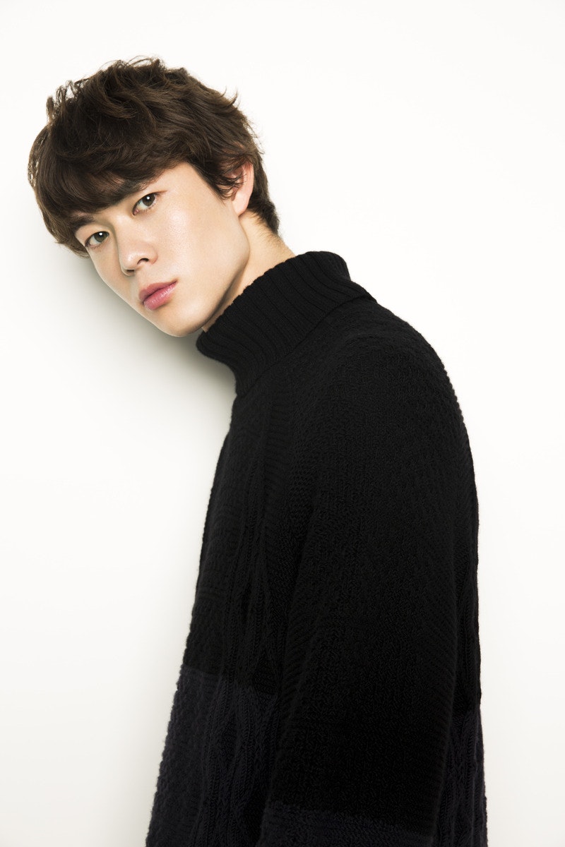 宮沢氷魚インタビュー「クセ毛を生かす柔らかな雰囲気のヘアスタイルが好きです」のサムネイル画像