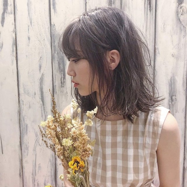 暗い色でも透明感抜群 アッシュグレーでヘアカラーイメチェンしてみない ホットペッパービューティーマガジン