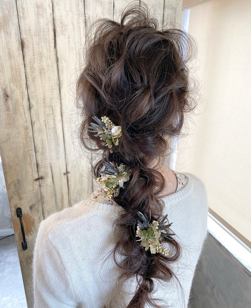 クリスマスムードを盛り上げる ロングのおすすめヘアアレンジを紹介 ホットペッパービューティーマガジン クリスマスムードを盛り上げる ロングのおすすめヘアアレンジを紹介 ホットペッパービューティーマガジン
