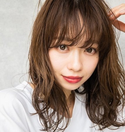 丸顔でもロングヘアって似合うの 魅力を引き立てるスタイルを徹底解説 ホットペッパービューティーマガジン 丸顔でもロングヘアって似合うの 魅力を引き立てるスタイルを徹底解説 ホットペッパービューティーマガジン